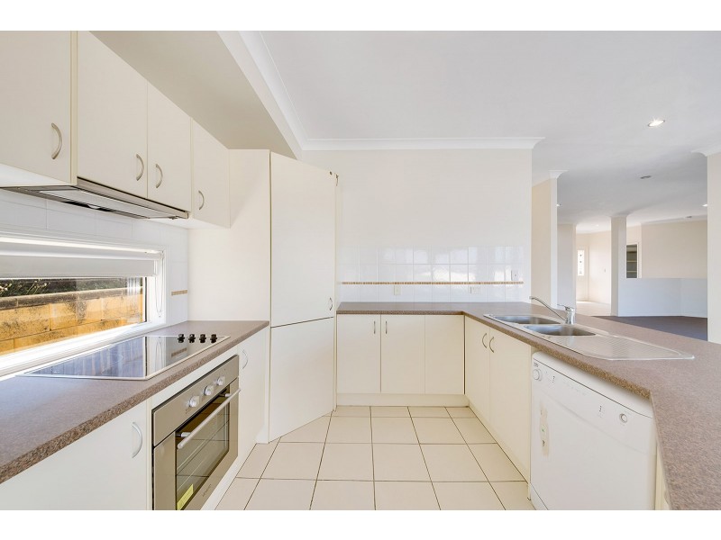 16 Viewpoint Way, New Auckland QLD 4680