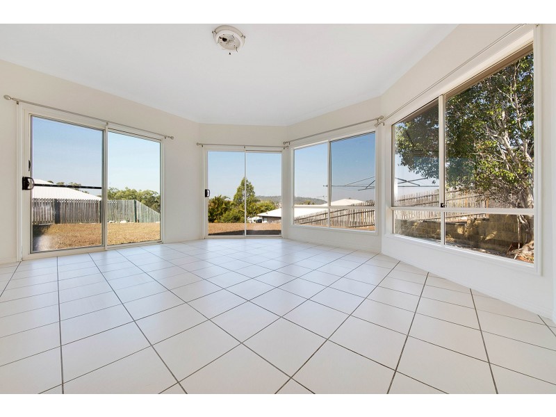 16 Viewpoint Way, New Auckland QLD 4680