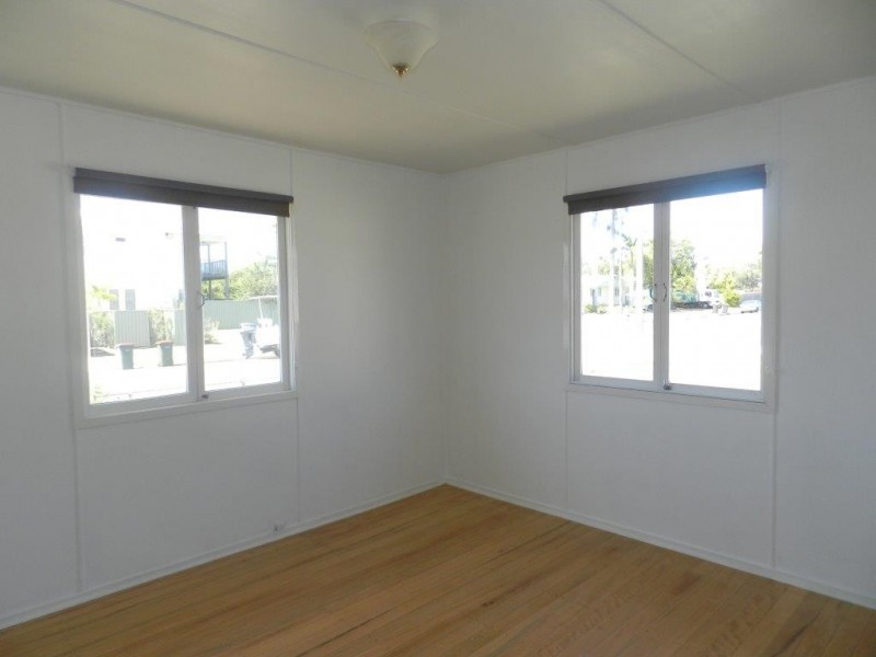 1 Moura Crescent, Barney Point QLD 4680