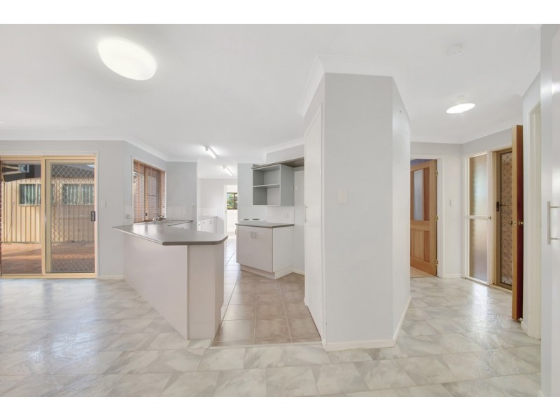 8 Kerry Court, New Auckland QLD 4680