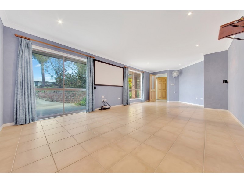 8 Kerry Court, New Auckland QLD 4680