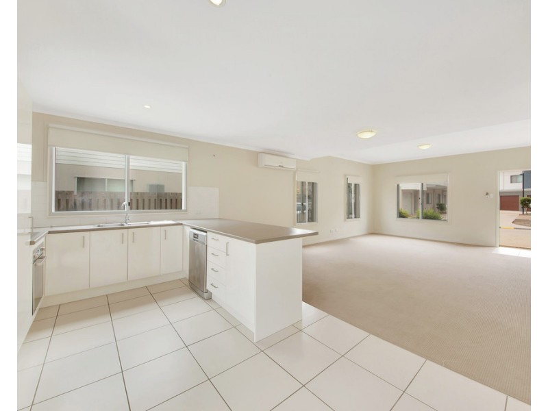 Unit 2/1 Collins Lane, Kin Kora QLD 4680