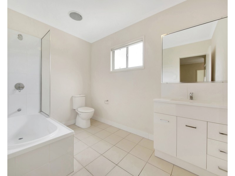 Unit 2/1 Collins Lane, Kin Kora QLD 4680