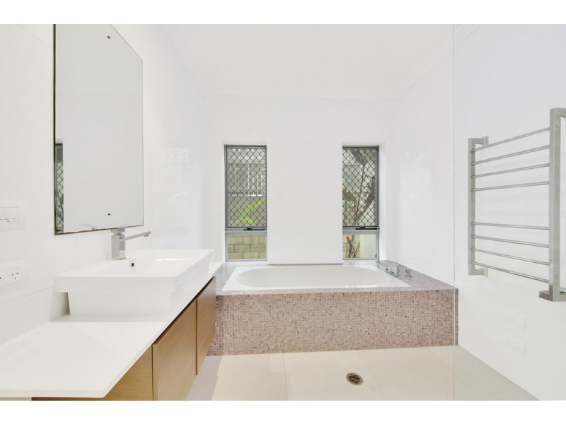 1 DOLPHIN TERRACE, South Gladstone QLD 4680