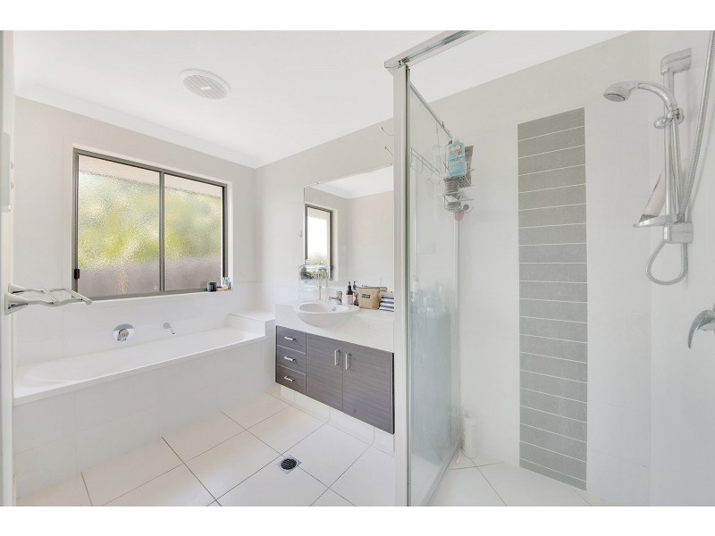 15 Isla Court, New Auckland QLD 4680