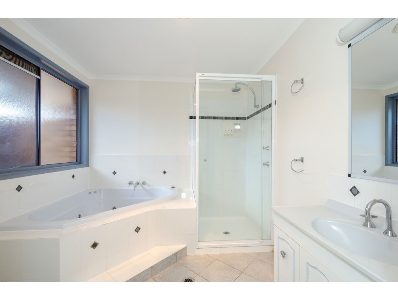 8 SOVEREIGN COURT, Clinton QLD 4680