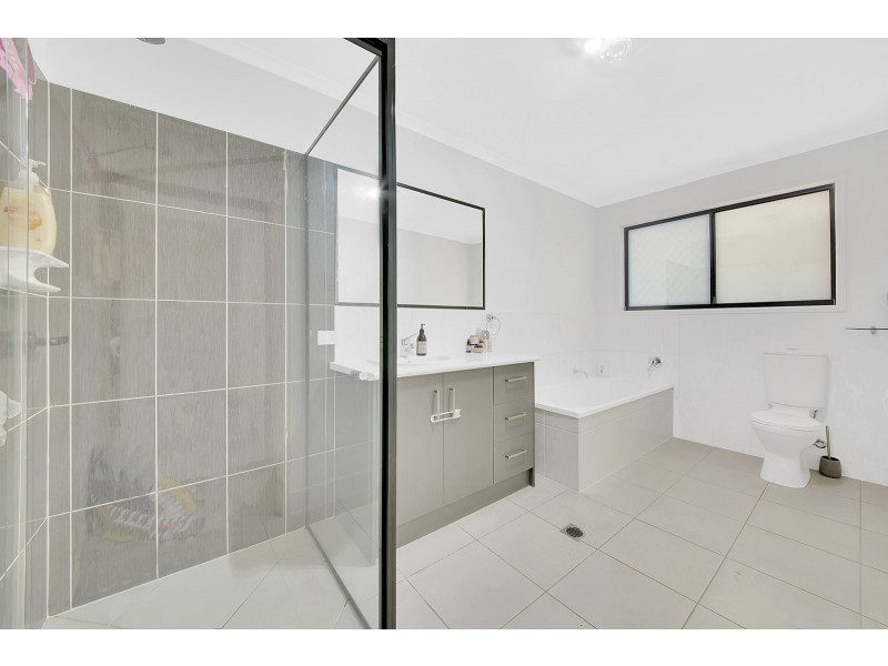2 Grasstree Crescent, Kirkwood QLD 4680