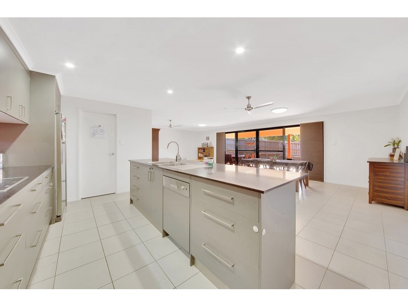 2 Grasstree Crescent, Kirkwood QLD 4680