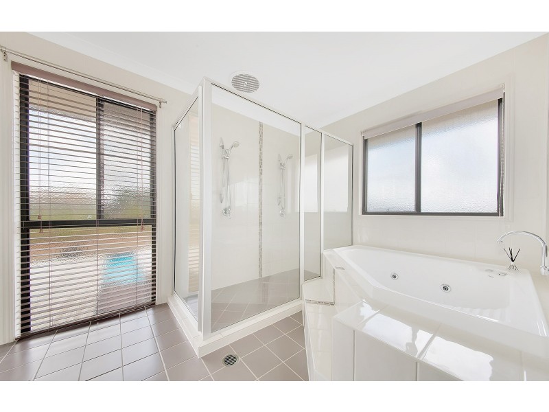 8 LLANA COURT, New Auckland QLD 4680