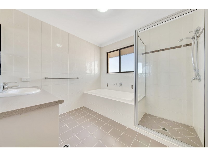 8 LLANA COURT, New Auckland QLD 4680