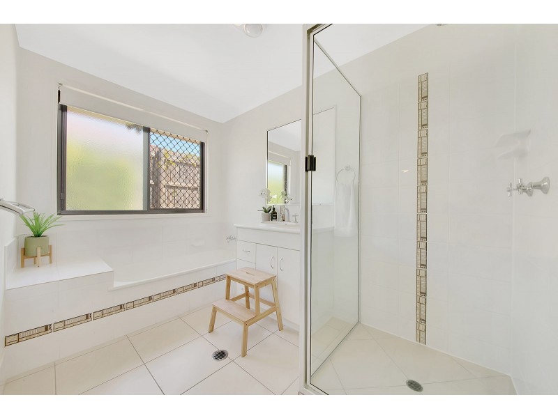 8 Jordana Court, New Auckland QLD 4680