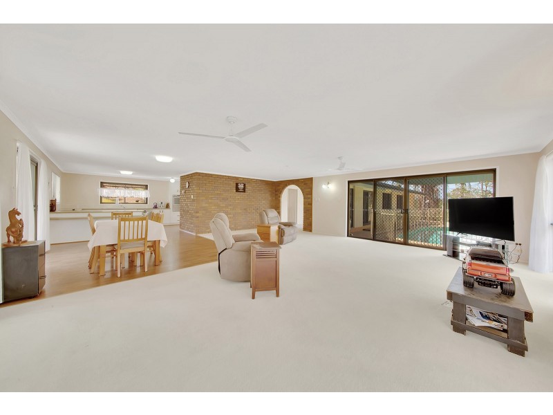 49 HELEN CRESCENT, Wurdong Heights QLD 4680