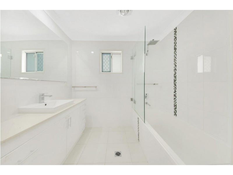 11 RIGBY CRESCENT, West Gladstone QLD 4680