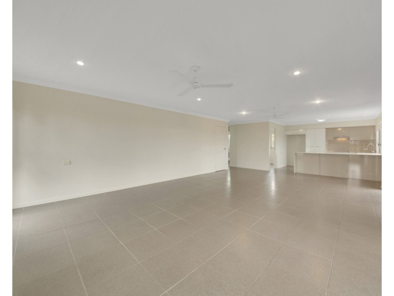 13 FLOREY PLACE, Kirkwood QLD 4680