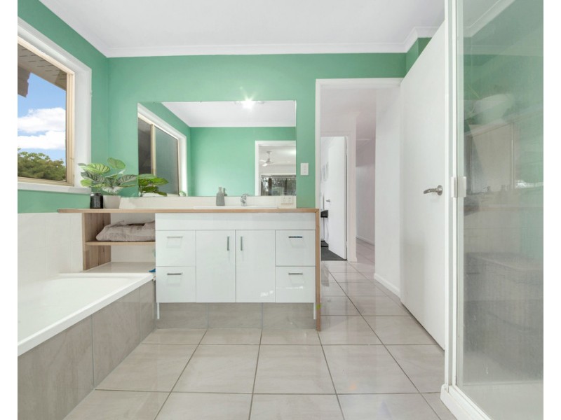 4 Somerset Close, Clinton QLD 4680