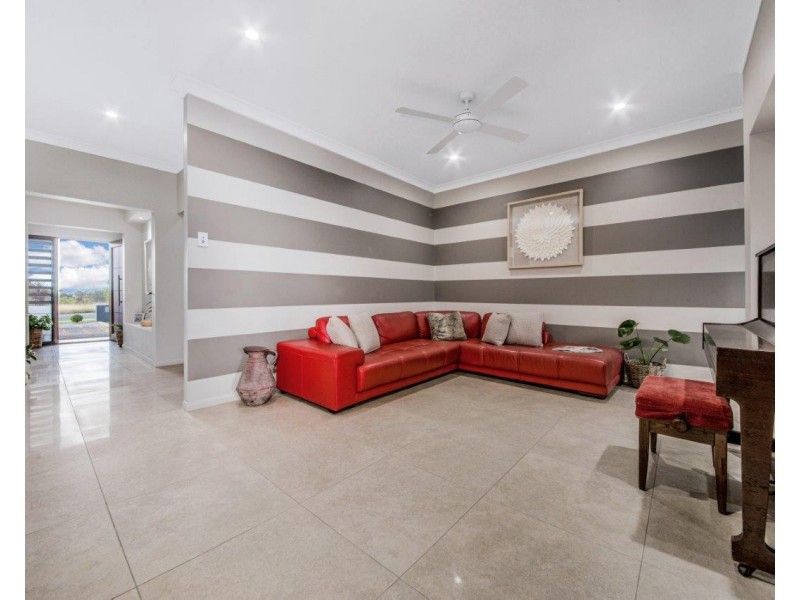 21 CASTLE TOWER TERRACE, New Auckland QLD 4680