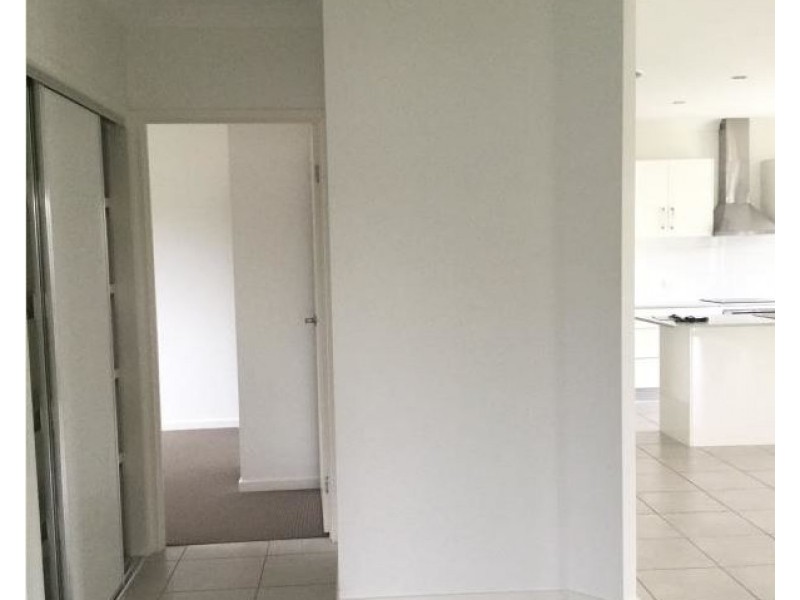 16 Sundew, New Auckland QLD 4680