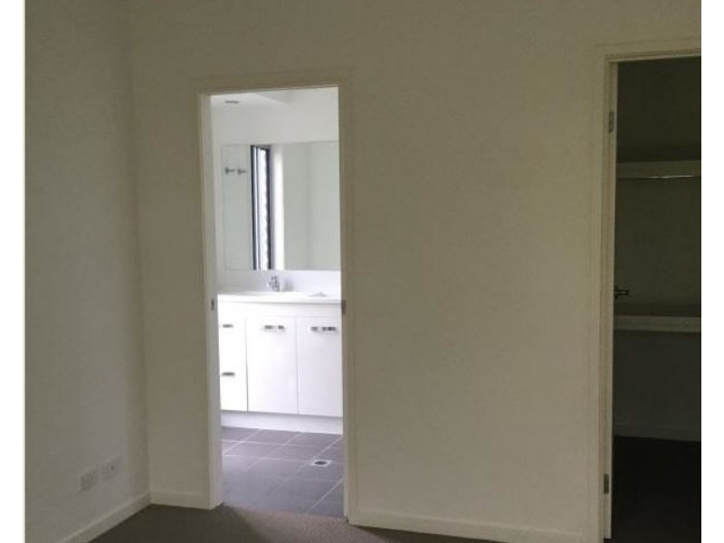 16 Sundew, New Auckland QLD 4680