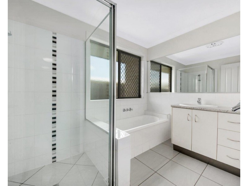 5 SUNDEW STREET, New Auckland QLD 4680