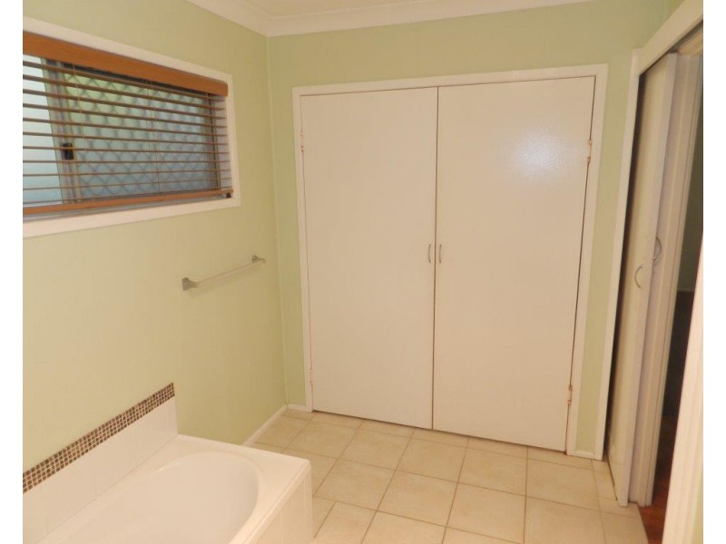 11 BERRINGAR LANE, West Gladstone QLD 4680