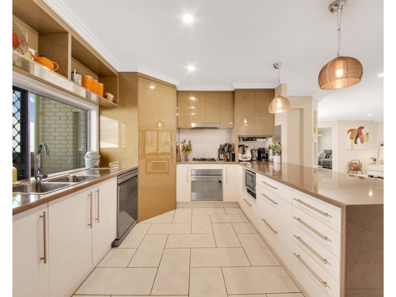 7 Kroombit Terrace, New Auckland QLD 4680