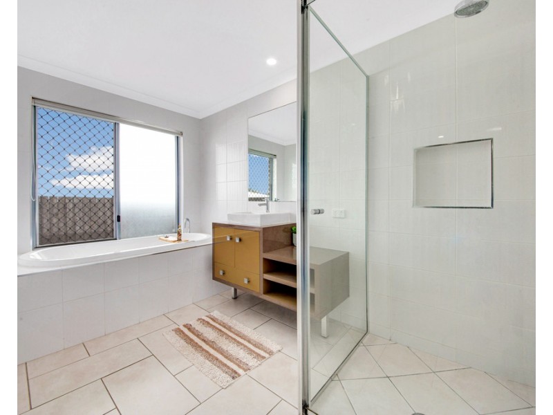 7 Kroombit Terrace, New Auckland QLD 4680