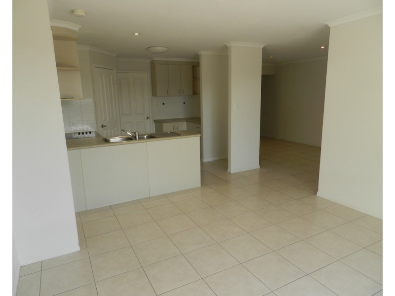 4 Hillview Place, New Auckland QLD 4680