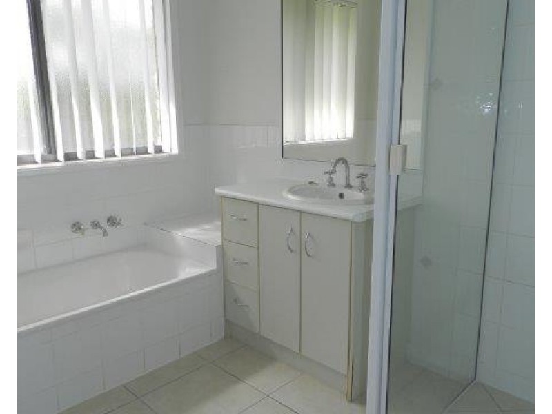 4 Hillview Place, New Auckland QLD 4680