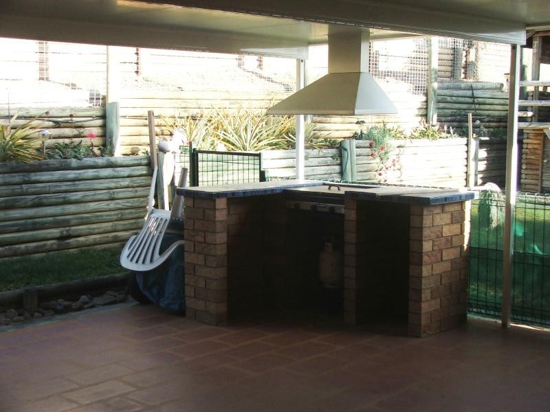 2 Earls Court, Telina QLD 4680