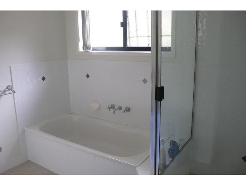 4 Glasshouse Place, New Auckland QLD 4680