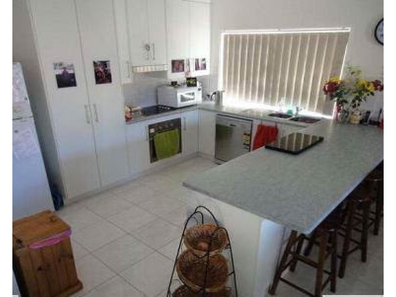 6 Glasshouse Place, New Auckland QLD 4680