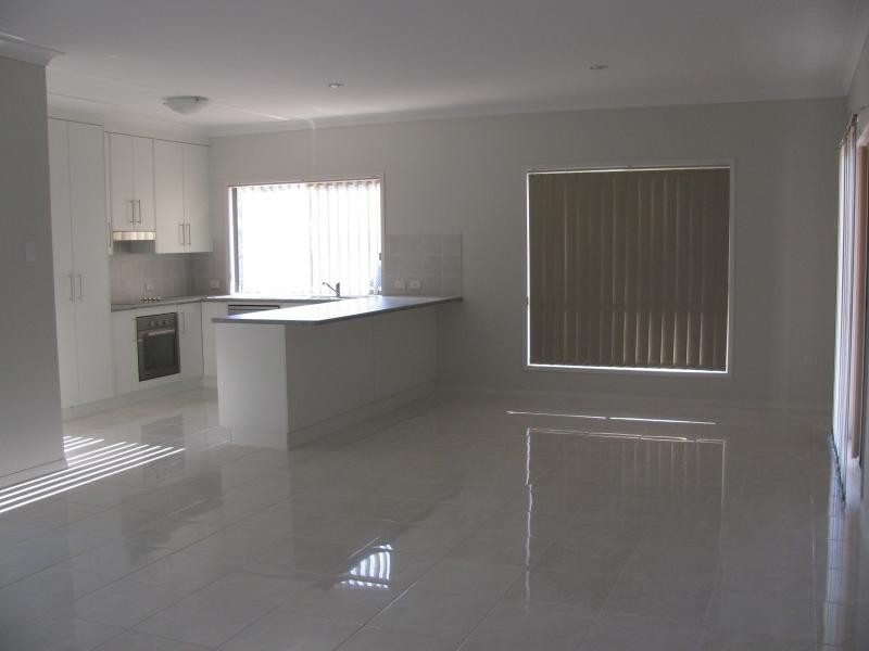 6 Glasshouse Place, New Auckland QLD 4680