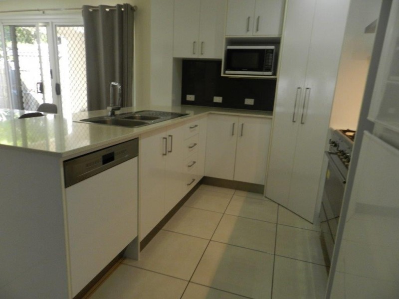 2/230 Auckland Street, South Gladstone QLD 4680