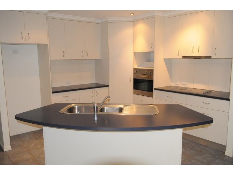 2 Kerry Court, New Auckland QLD 4680