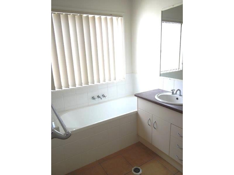 18 Viewpoint Way, New Auckland QLD 4680