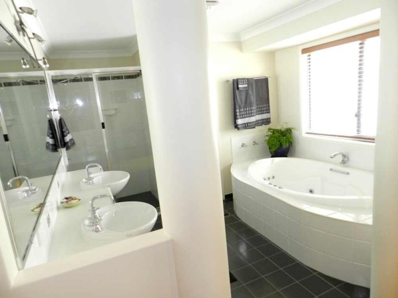 17 Sharyn Drive, New Auckland QLD 4680