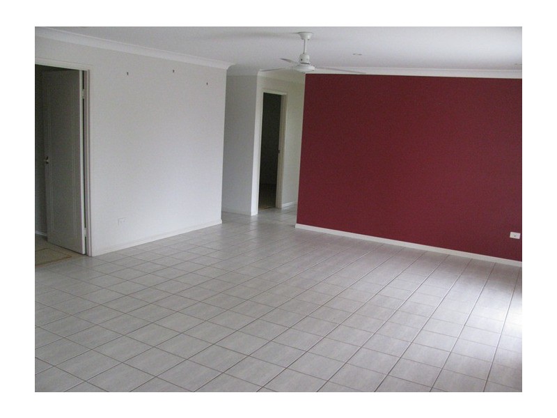 10 Rosslyn Close, Clinton QLD 4680