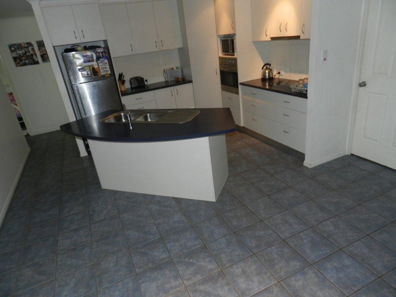 2 Kerry Court, New Auckland QLD 4680