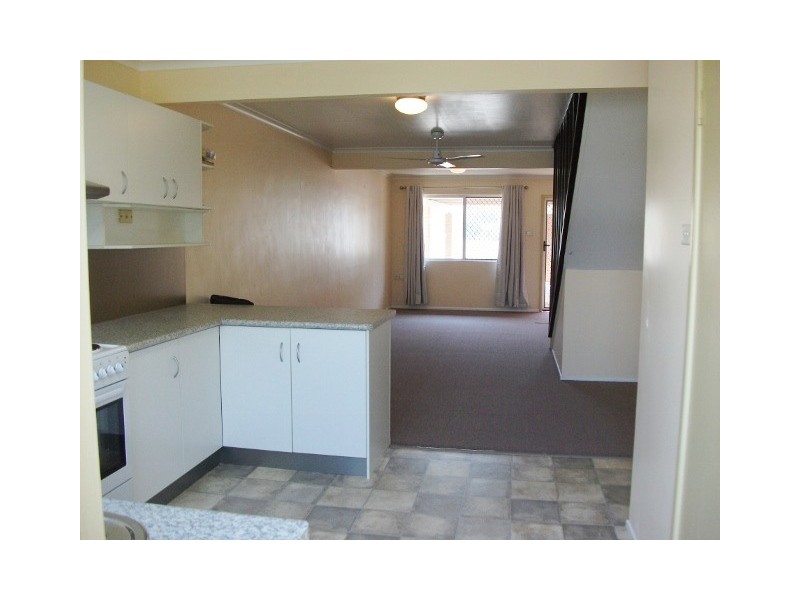 2/4 Elizabeth Street, Tannum Sands QLD 4680