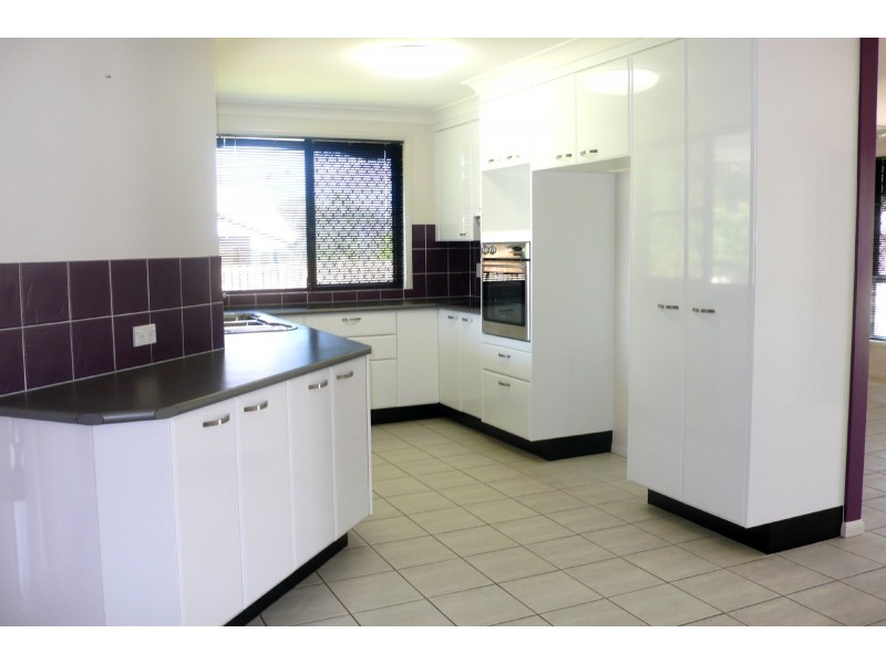10 Rosslyn Close, Clinton QLD 4680