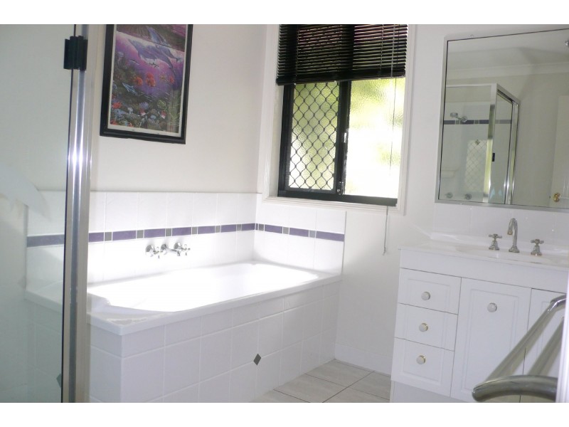 10 Rosslyn Close, Clinton QLD 4680
