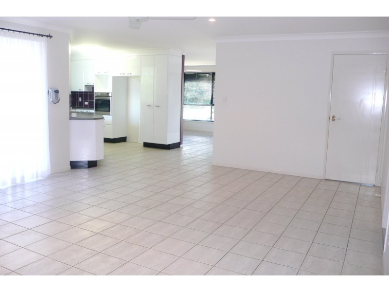 10 Rosslyn Close, Clinton QLD 4680