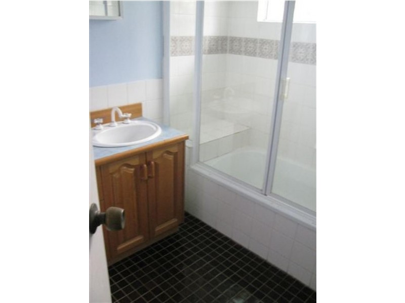 8 Perth Street, West Gladstone QLD 4680