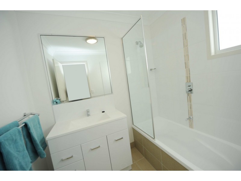 Villa 3 / 1 Cavella Drive, Glen Eden QLD 4680