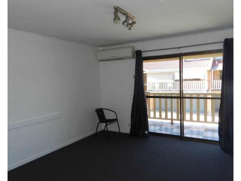 2/251 Auckland Street, South Gladstone QLD 4680