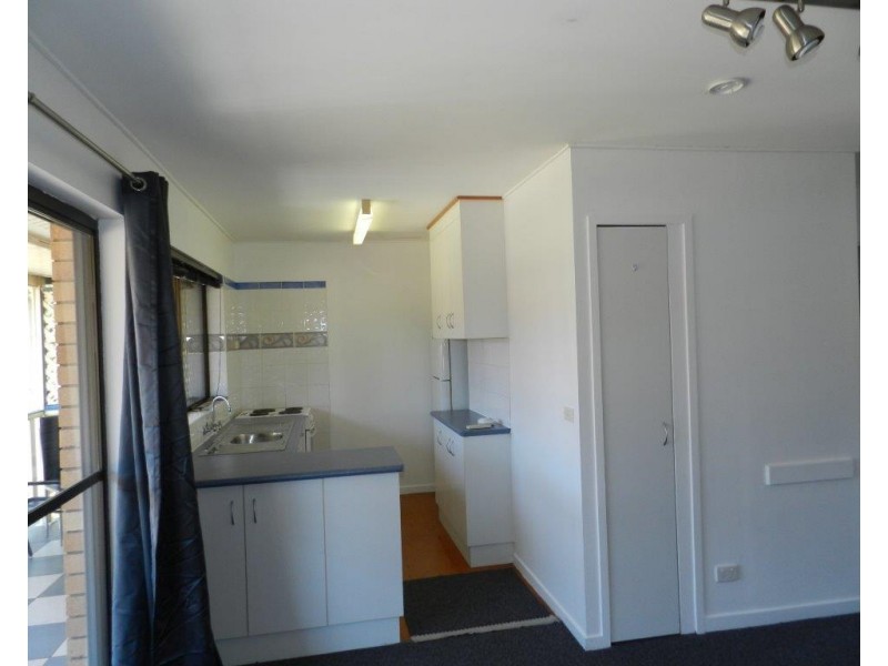 2/251 Auckland Street, South Gladstone QLD 4680