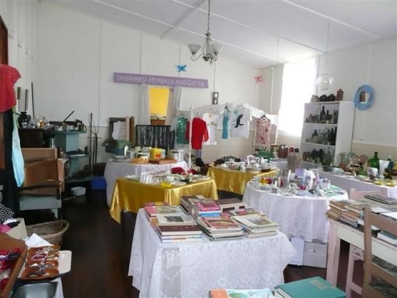 33 Raglan Street, Mount Larcom QLD 4695