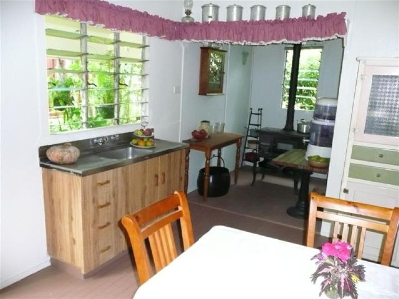 33 Raglan Street, Mount Larcom QLD 4695