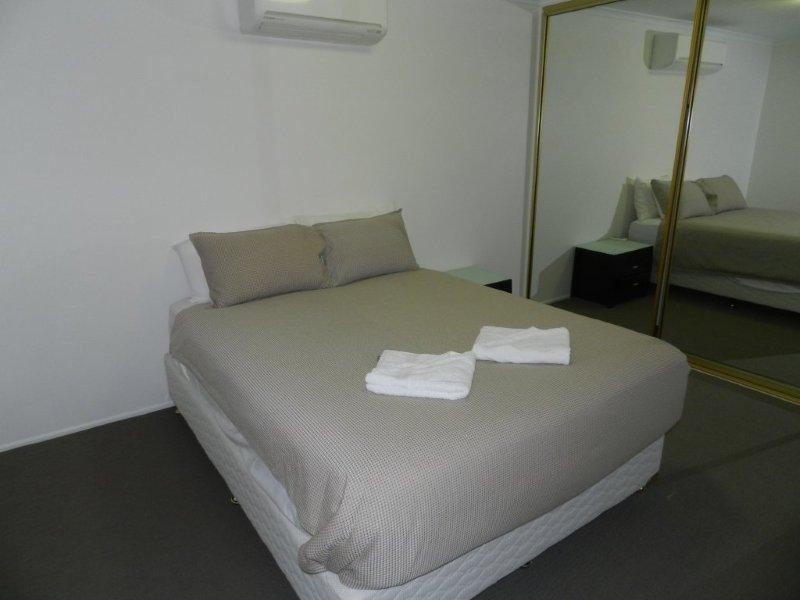 2/33 Side, West Gladstone QLD 4680
