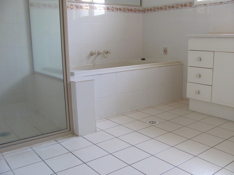 8 Kent Street, Bororen QLD 4678